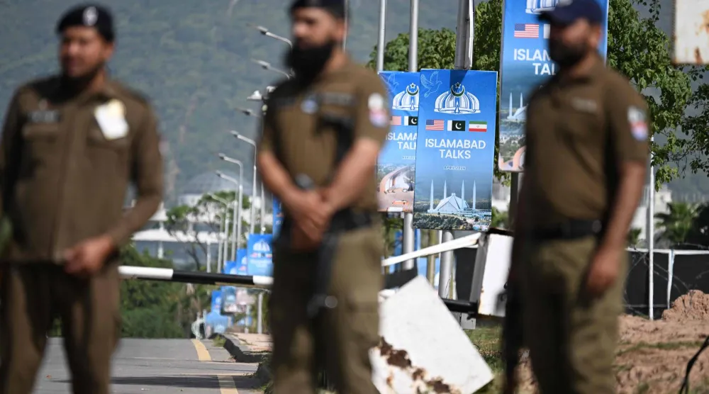 عناصر يقفون حراساً عند نقطة تفتيش بالقرب من فندق بالمنطقة الحمراء في إسلام آباد وسط إجراءات أمنية مشددة قبل محادثات أميركية - إيرانية (أ.ف.ب)