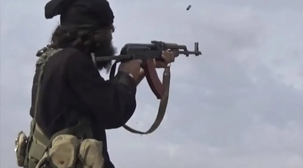 Örgüte bağlı Amaq haber ajansı tarafından 2019 yılında el-Bağuz’da çekilmiş bir DEAŞ militanının fotoğrafı (AP)