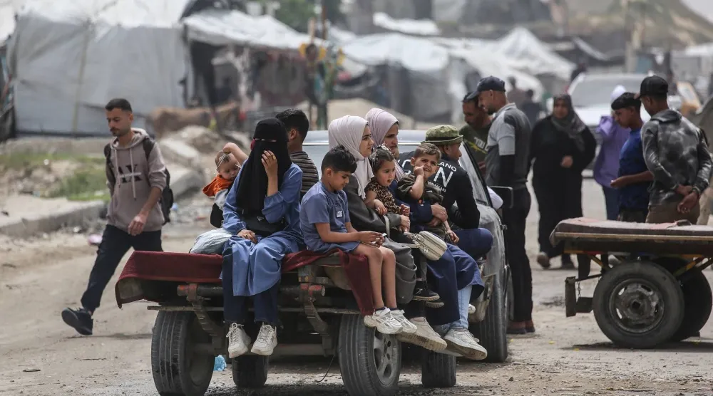 فلسطينيون يجلسون على «عربة» في خان يونس جنوب قطاع غزة (أ.ف.ب)