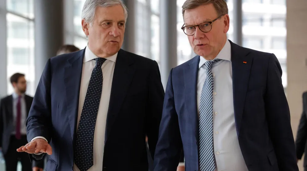 وزير الخارجية الإيطالي أنطونيو تاياني (يسار) ووزير الخارجية الألماني يوهان فاديفول في لوكسمبورغ (إ.ب.أ)