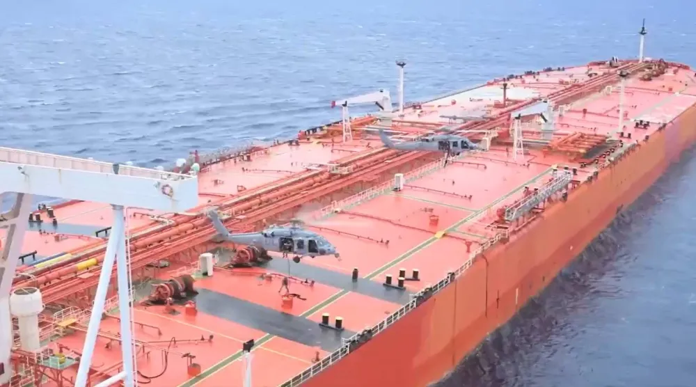 مروحيتان أميركيتان خلال عملية إنزال جنود على الناقلة «إم-تي تيفاني» قرب سريلانكا في المحيط الهندي صباح الثلاثاء (البنتاغون)