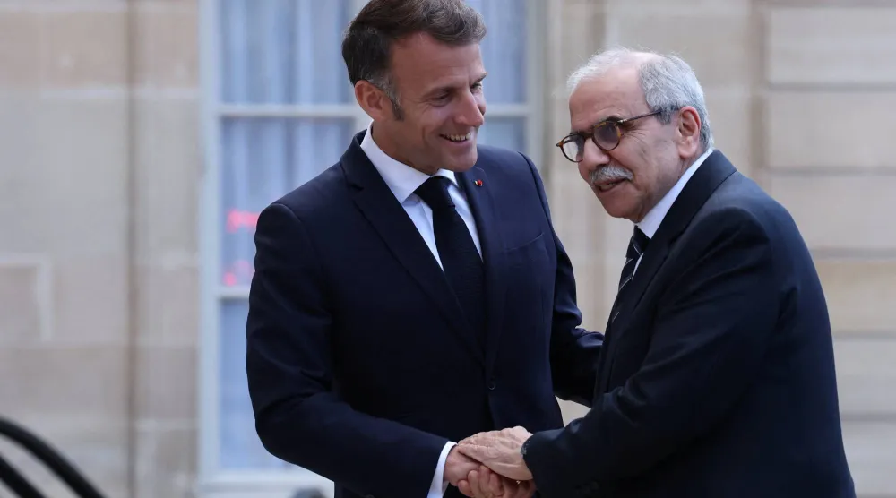 الرئيس الفرنسي إيمانويل ماكرون يستقبل رئيس الحكومة اللبنانية نواف سلام في الإليزيه (رويترز)