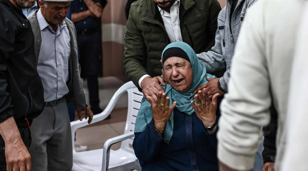 والدة الفلسطيني جهاد أبو نعيم تبكي بعد مقتله بنيران مستوطنين إسرائيليين في قرية المغير شرق رام الله في الضفة الغربية يوم الثلاثاء (أ.ف.ب)