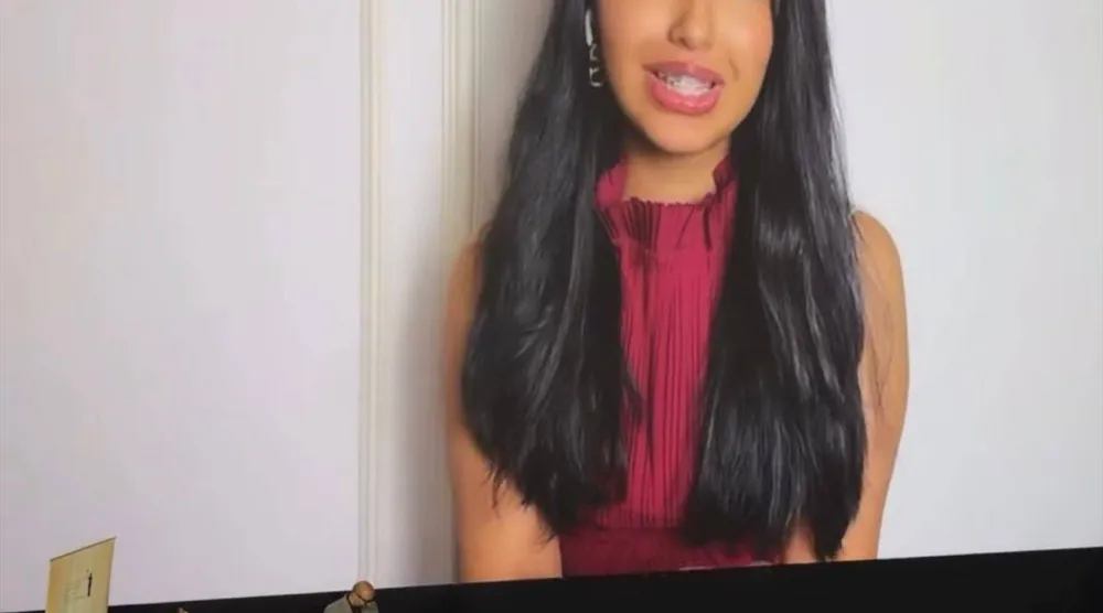 الممثلة السعودية خلال كلمتها المصوَّرة في حفل ختام «هوليوود للفيلم العربي» (إدارة المهرجان)