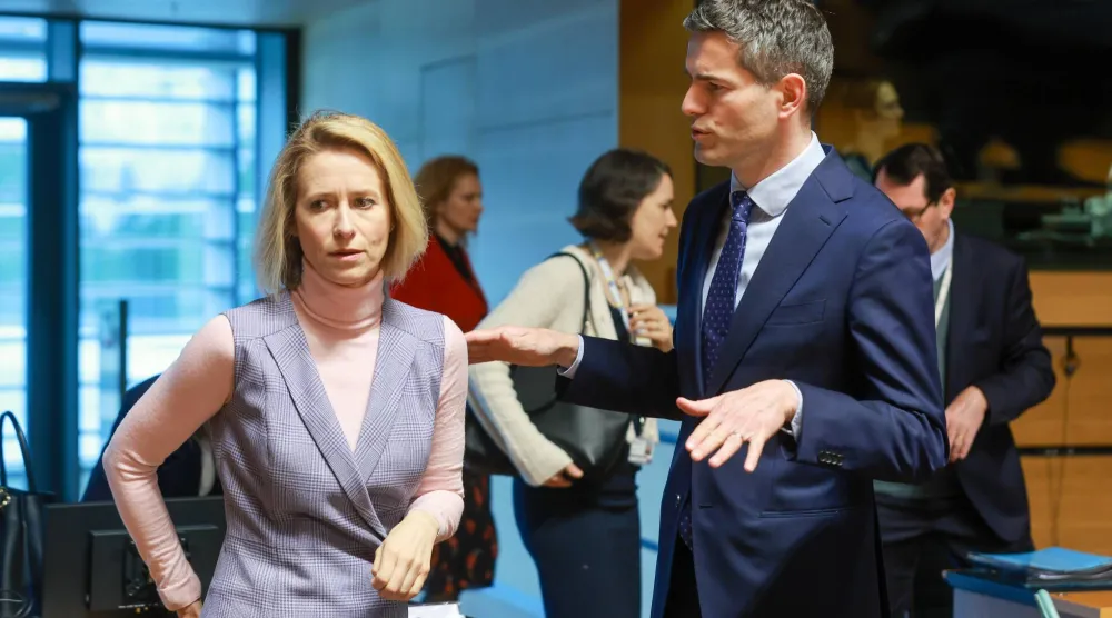 الممثلة العليا للاتحاد الأوروبي للشؤون الخارجية والسياسة الأمنية كايا كالاس ووزير الخارجية الهولندي توم بيريندسن خلال اجتماع مجلس الشؤون الخارجية في مدينة لوكسمبورغ... 21 أبريل 2026 (إ.ب.أ)