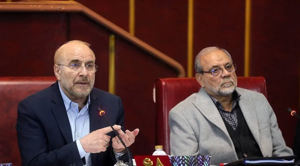 قاليباف يشارك في اجتماع مجلس «تشخيص مصلحة النظام» ويبدو أمين مجلس الأمن القومي الجنرال محمد باقر ذو القدر (موقع قاليباف)