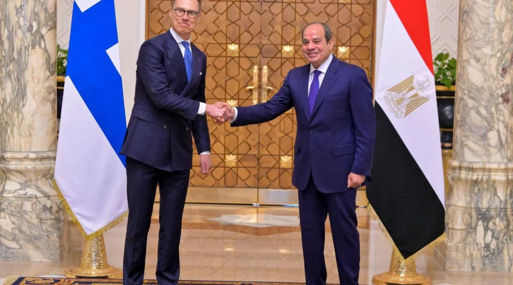 الرئيس المصري عبد الفتاح السيسي في استقبال نظيره الفنلندي ألكسندر ستوب بقصر الاتحادية في القاهرة يوم الثلاثاء (الرئاسة المصرية) 