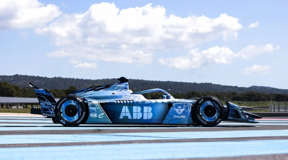 سيارة الجيل الرابع «جين فور» تنطلق من فرنسا (الاتحاد الدولي للسيارات)