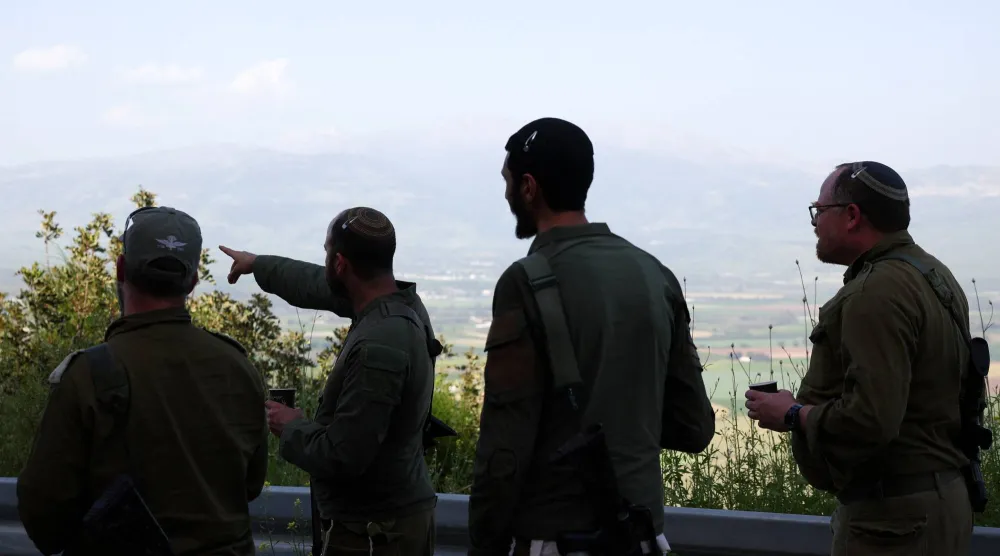 جنود إسرائيليون قرب الحدود اللبنانية (رويترز)