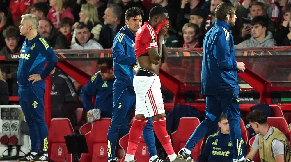 كالوم هودسون - أودوي عند خروجه مصاباً بمواجهة بورتو (د.ب.أ)