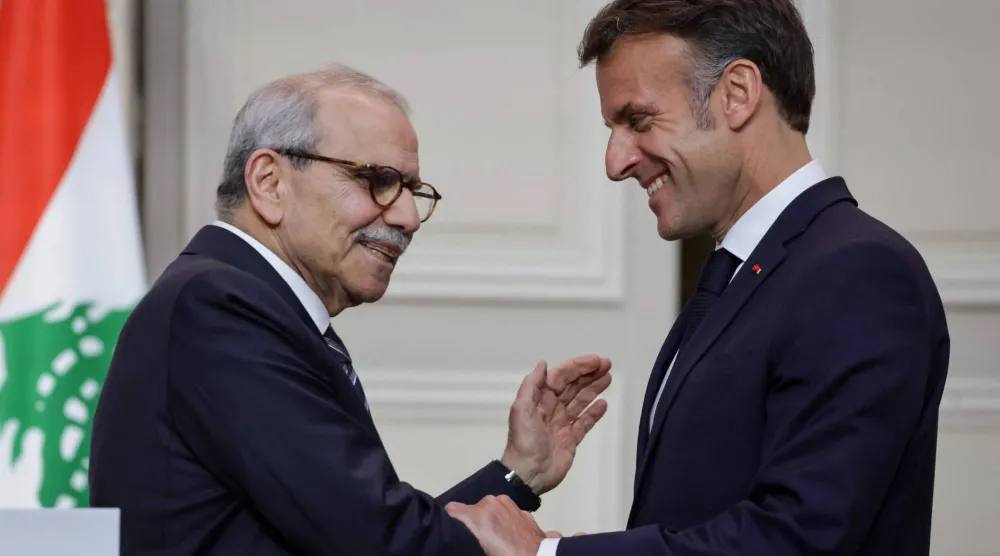 الرئيس الفرنسي إيمانويل ماكرون يصافح رئيس الوزراء اللبناني نواف سلام في نهاية مؤتمر صحافي مشترك عقب اجتماعهما في قصر الإليزيه الرئاسي في باريس 21 أبريل 2026 (أ.ف.ب)
