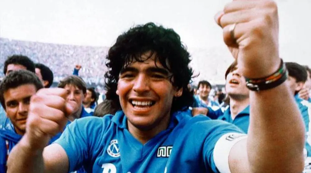 مارادونا قاد نابولي للألقاب واستحق الوجود بالمركز الثاني لأفضل الصفقات (أ.ب)