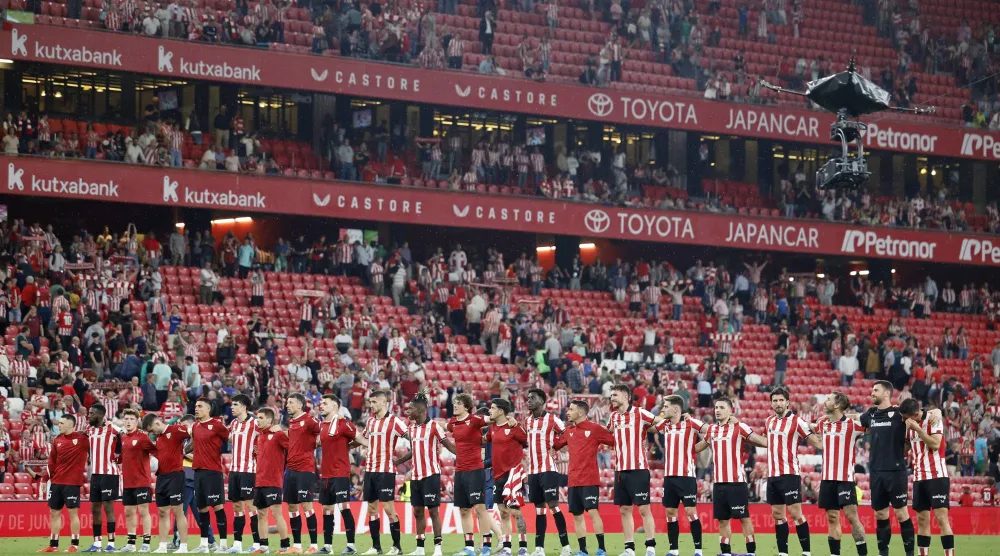 لاعبو أتلتيك بلباو يحتفلون مع جماهيرهم بإسقاط أوساسونا (رويترز)