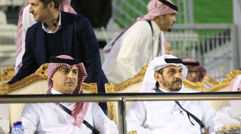 رئيس نادي أبها سعد الأحمري (يمين) (نادي أبها)