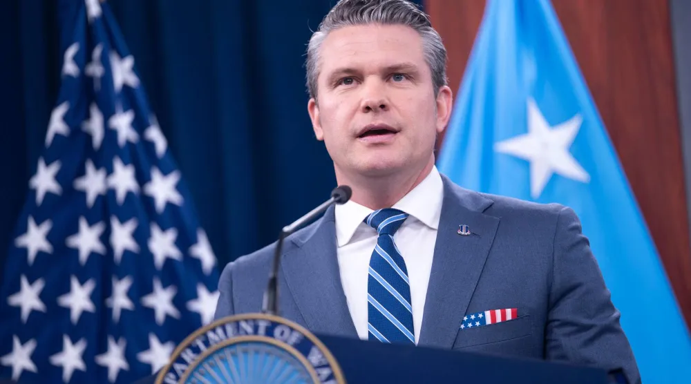 وزير الحرب الأميركي بيت هيغسيث يتحدث إلى وسائل الإعلام خلال مؤتمر صحافي في «البنتاغون» بالعاصمة واشنطن 16 أبريل 2026 (أ.ب)
