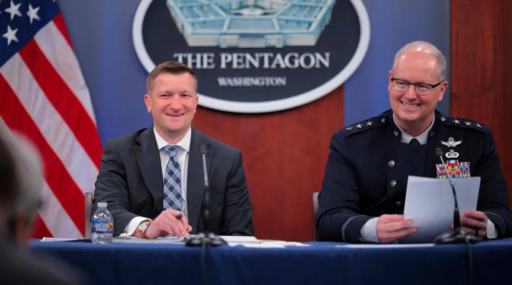 وكيل وزارة الحرب جولز هيرست (يسار) ومدير هياكل القوات الفريق ستيفن ويتني يعقدان مؤتمراً صحافياً لمناقشة طلب ميزانية وزارة الدفاع الأميركية للسنة المالية 2027 في البنتاغون في 21 أبريل 2026 في أرلينغتون بولاية فيرجينيا الأميركية (أ.ف.ب)
