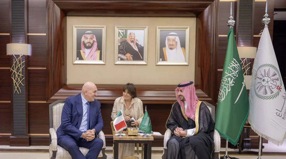 وزير الدفاع السعودي الأمير خالد بن سلمان خلال لقائه نظيره الإيطالي جويدو كروسيتو في الرياض (واس)
