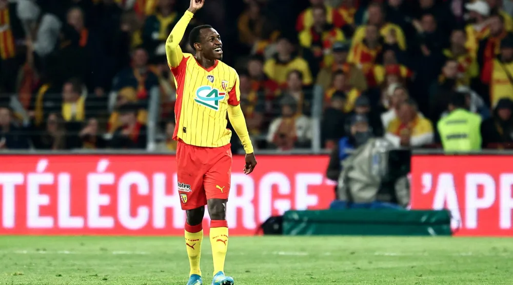 سعود عبد الحميد يرد تحية جمهور لانس بعد الفوز الكبير على تولوز (أ.ف.ب)