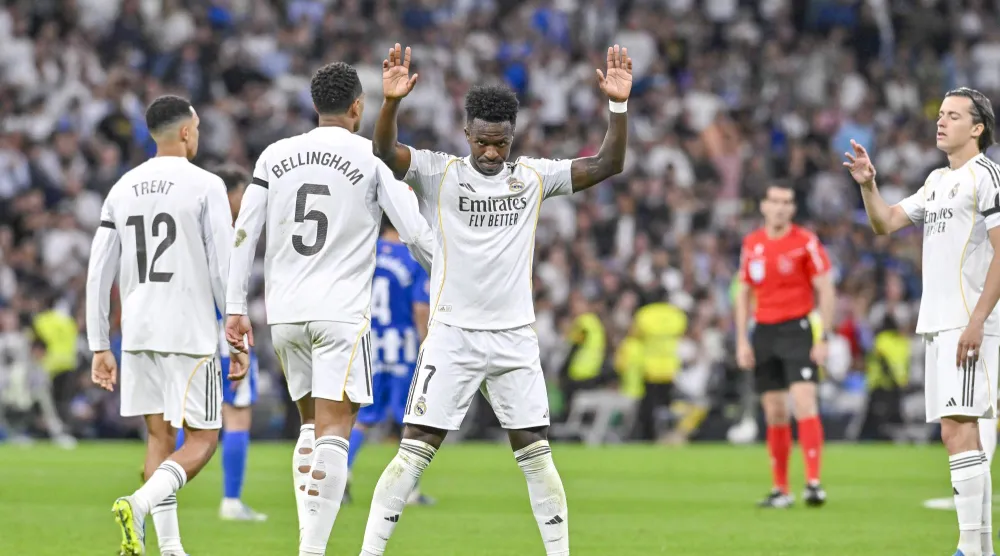 فينيسيوس جونيور يحيي جماهير الريال بعد تسجيله الهدف الثاني (د.ب.أ)