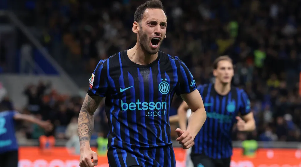 هاكان شالهانوغلو يحتفل بثنائيته في مرمى كومو (د.ب.أ)