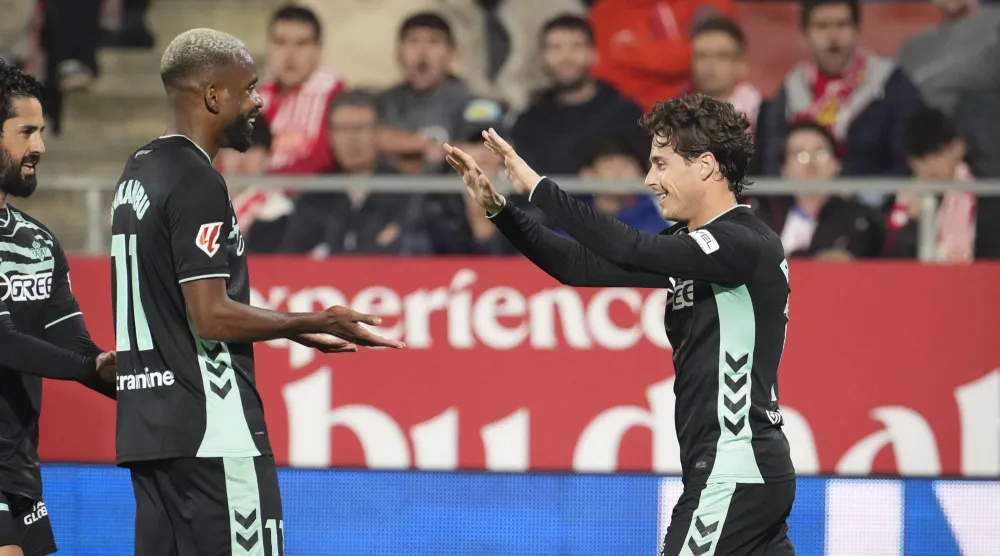 احتفالية لاعبي بيتيس بالفوز على جيرونا (إ.ب.أ)