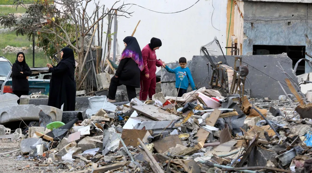 نساء في مدينة النبطية يتفقدن الدمار الناتج عن غارات إسرائيلية استهدفت المدينة خلال الحرب (أ.ف.ب)