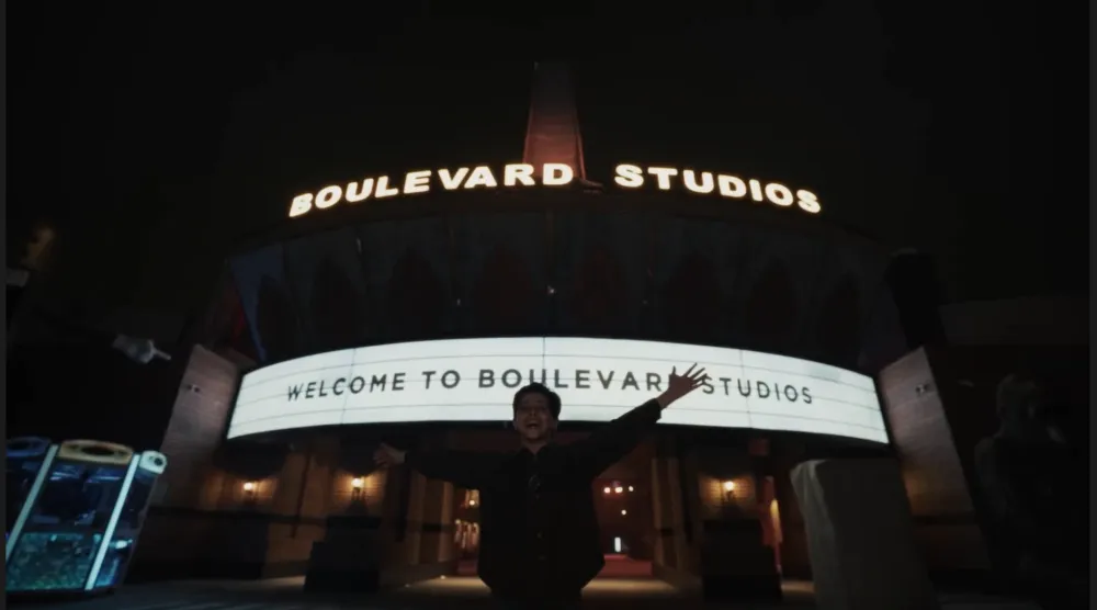 يستثمر الفيلم في مرافق البوليفارد ليحولها إلى بيئة درامية جديدة (لقطة من الفيديو الدعائي للفيلم)