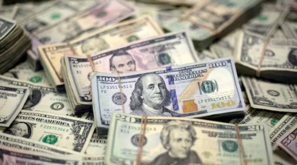 أوراق نقدية من الدولار الأميركي (رويترز)