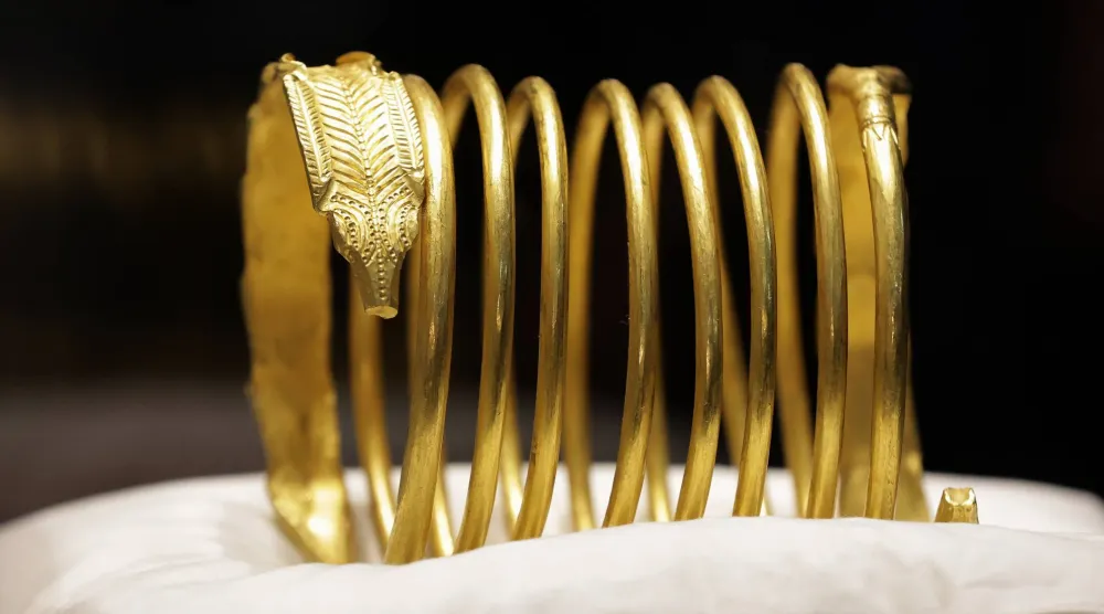 سوار ذهبي خلال عرض إعلامي في المتحف الوطني للتاريخ في رومانيا (إ.ب.أ)