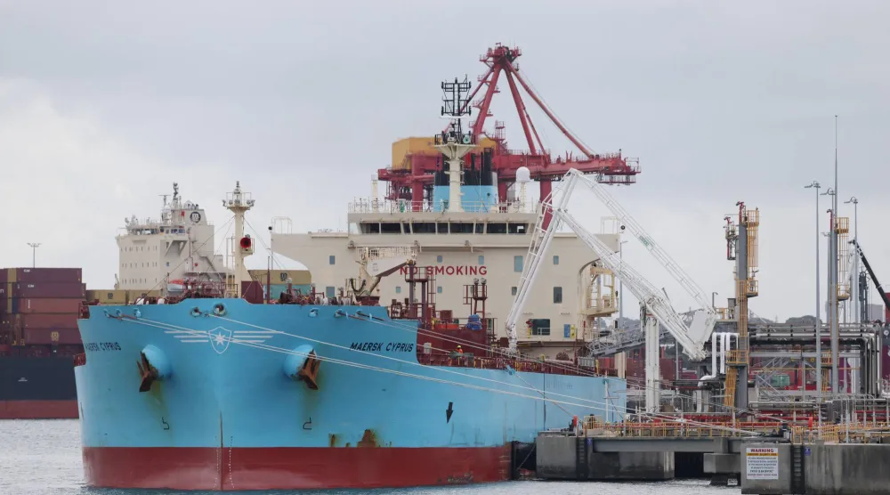 ناقلة نفط وكيميائيات راسية في محطة «فوباك» لاستيراد وتوزيع المنتجات النفطية في ميناء بوتاني بمدينة سيدني (رويترز)