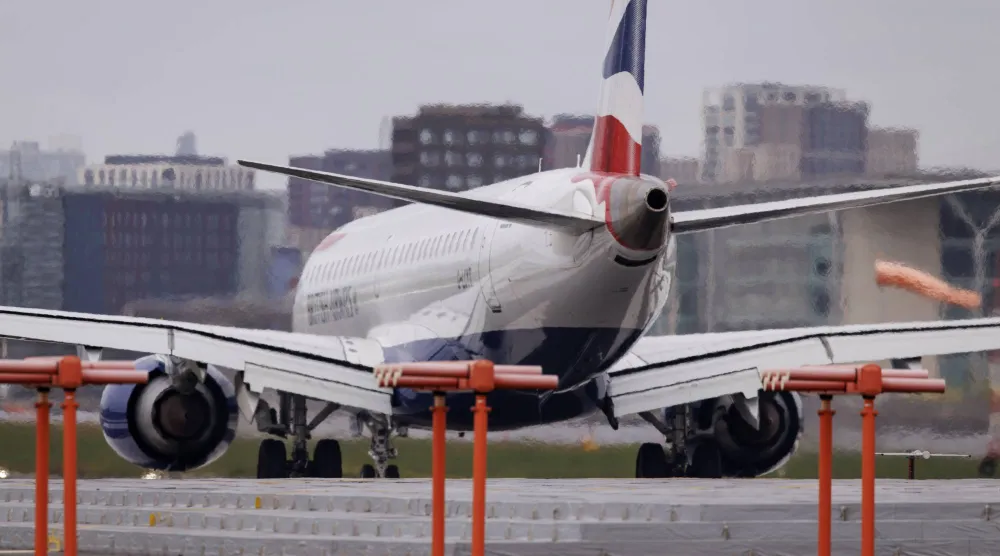 طائرة تابعة للخطوط الجوية البريطانية تستعد للإقلاع من مطار مدينة لندن في شرق لندن (إ.ب.أ)