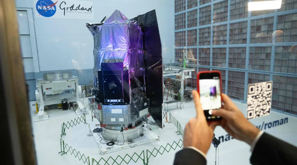 صحافي يلتقط صورة للتلسكوب الفضائي الجديد «رومان» (أ.ف.ب)