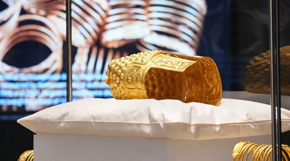 Dacian gold items, a 2,500-year-old helmet and wristbands, stolen from a museum in the Netherlands and then recovered by Dutch authorities, are presented during a press conference after being returned, at the National Museum of Romanian History, in Bucharest, Romania, Tuesday, April 21, 2026. (AP Photo/Andreea Alexandru)