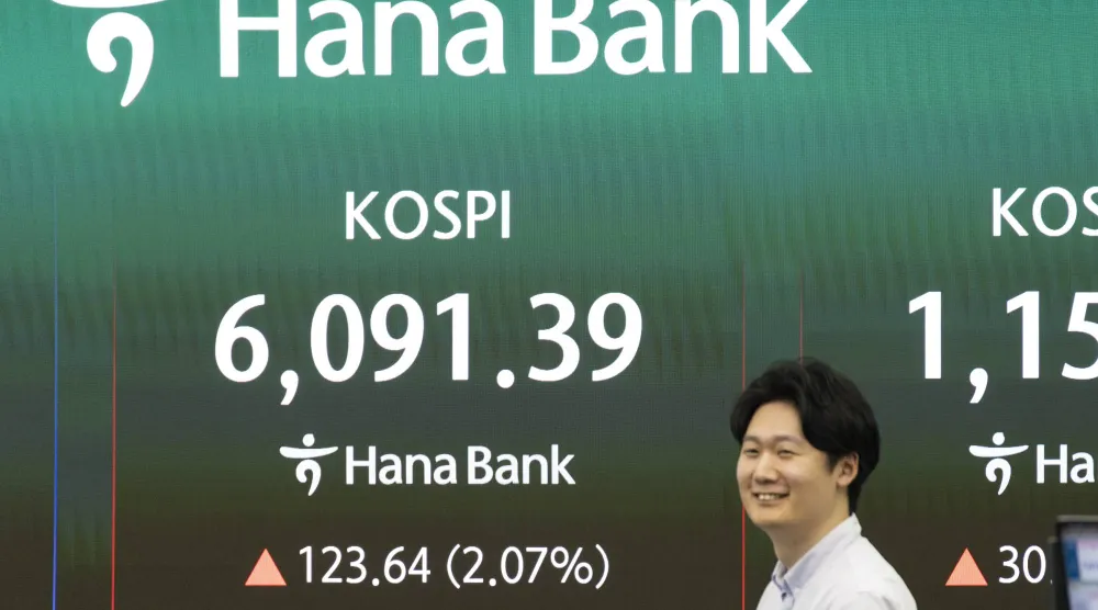 متداول كوري جنوبي يعمل أمام شاشة بيانات مالية ببنك هانا في سيول (إ.ب.أ)