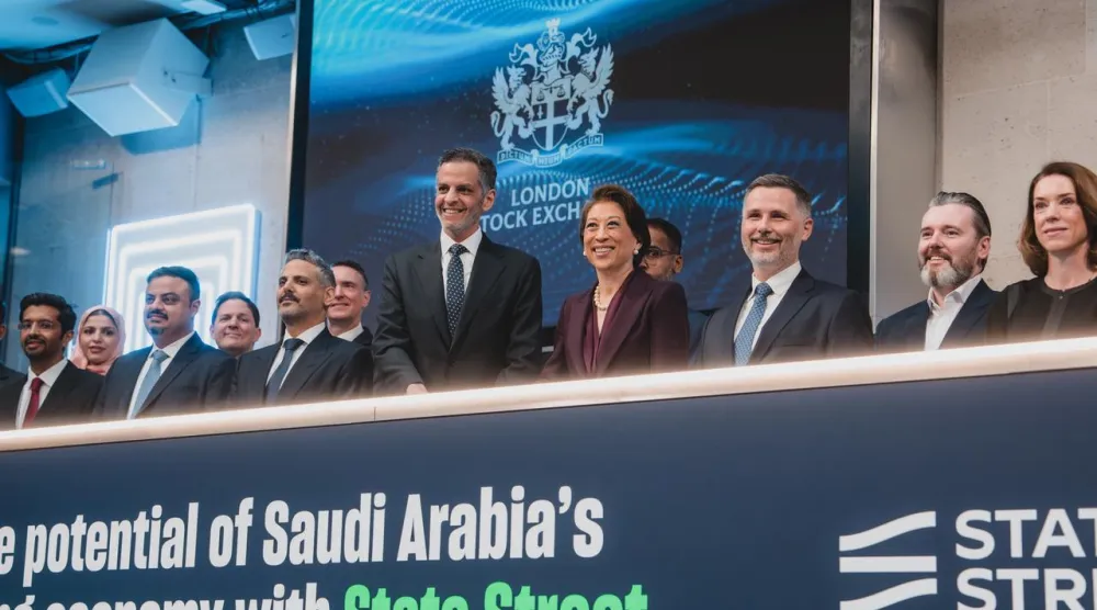 مسؤولو صندوق الاستثمارات العامة وشركة «ستيت ستريت» لإدارة الاستثمارات عقب إطلاق الصندوق (السيادي السعودي)