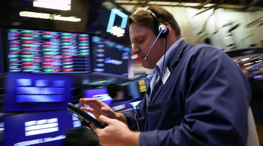متداول يعمل في بورصة نيويورك (رويترز)