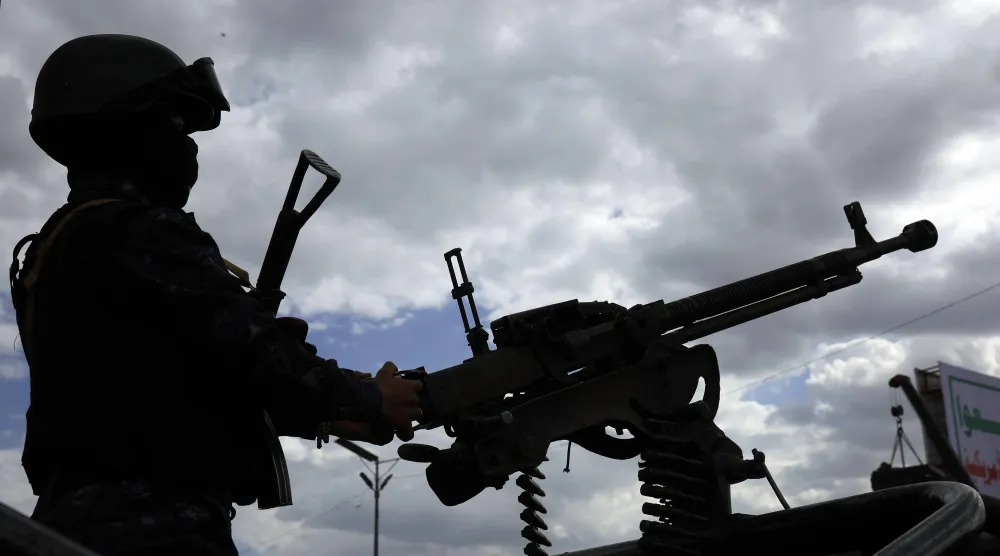 عنصر حوثي في صنعاء يمسك رشاشاً على متن عربة عسكرية (إ.ب.أ)