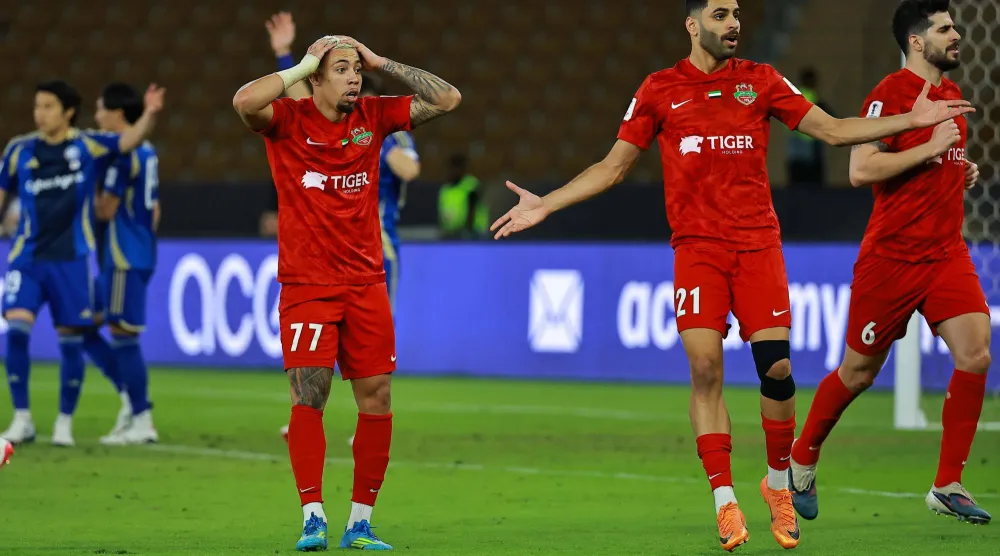 لاعبو «شباب الأهلي دبي» اعترضوا كثيراً على قرارات الحَكم (تصوير: محمد المانع)