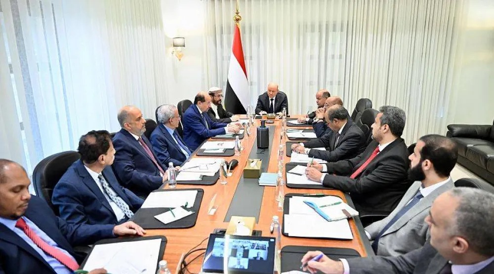رئيس مجلس القيادة الرئاسي اليمني رشاد العليمي يعقد اجتماعاً مصغراً للحكومة (سبأ)