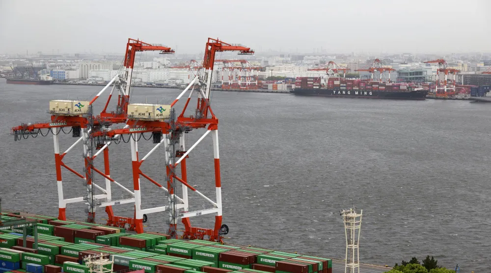 أوناش عملاقة في ميناء العاصمة اليابانية طوكيو (إ.ب.أ)