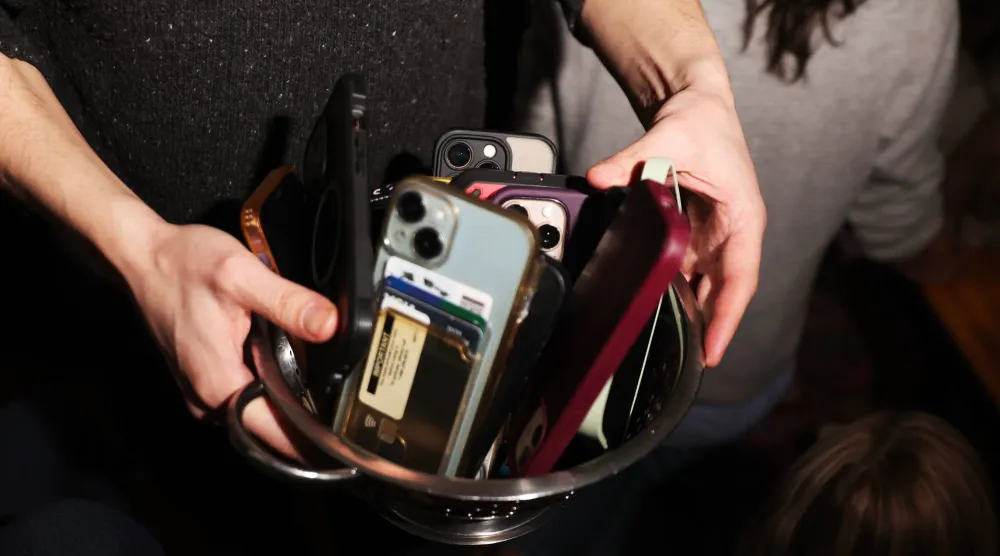 هواتف ذكية مجموعة في علبة (أ.ب)