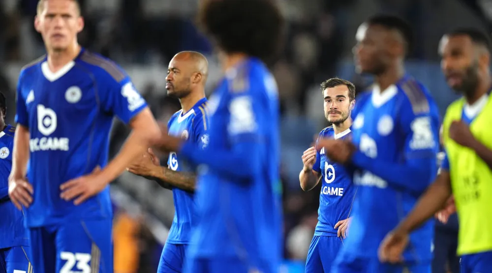 ليستر سيتي من معجزة الدوري الإنجليزي إلى شبح الهبوط الثالث (د.ب.أ)