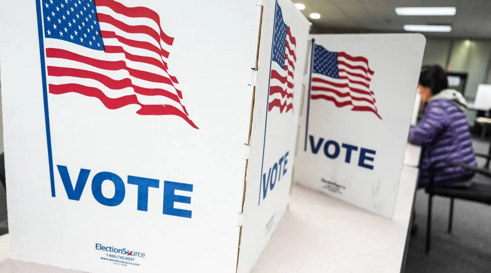 شخص يدلي بصوته ضمن استفتاء إعادة تقسيم الدوائر الانتخابية بولاية فرجينيا الأميركية داخل مركز «فيرفاكس» الحكومي في فرجينيا يوم 21 أبريل 2026 (أ.ب)