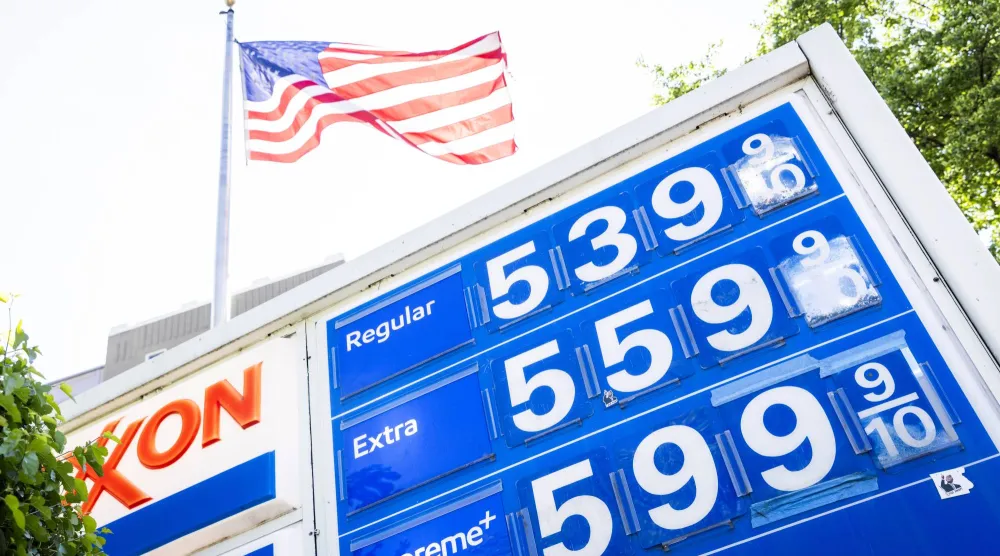 أسعار البنزين معروضة خارج محطة وقود تابعة لشركة إكسون في واشنطن العاصمة (إ.ب.أ)