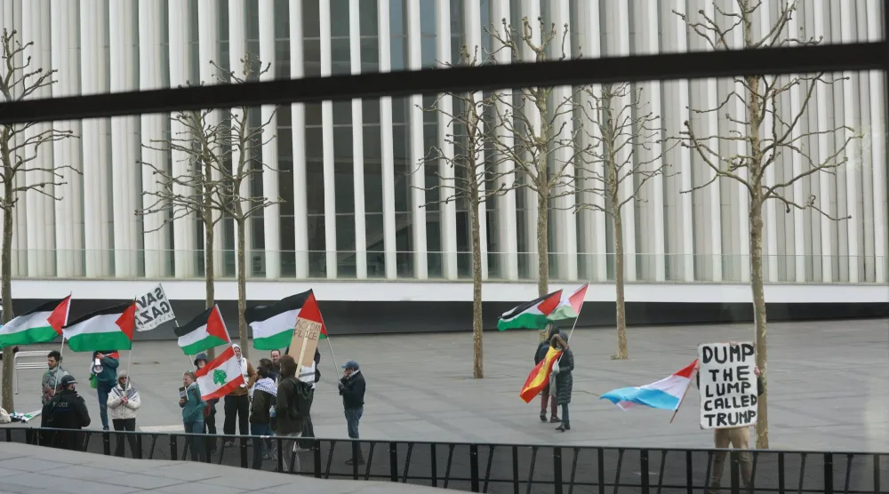 احتجاج مصغر داعم لفلسطين قرب مقر اجتماع مجلس الشؤون الخارجية الأوروبي في لوكسمبورغ الثلاثاء (إ.ب.أ)
