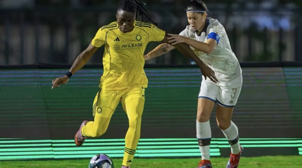 كلارا بجانب تويني ليموس لاعبة العلا (الدوري السعودي الممتاز للسيدات)