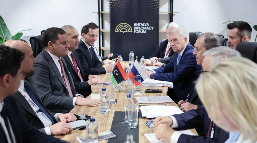 الدبيبة ولافروف خلال محادثات على هامش «منتدى سياسي» بأنطاليا التركية السبت الماضي (مكتب الدبيبة)