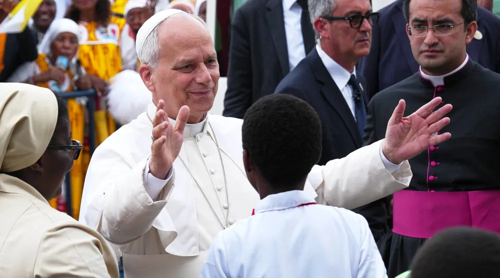 البابا ليو الرابع عشر يصل إلى بازيليكا الحبل بلا دنس في اليوم العاشر من زيارته الرعوية التي تستغرق 11 يوماً إلى أفريقيا في مونغومو بغينيا الاستوائية 22 أبريل 2026 (أ.ب)
