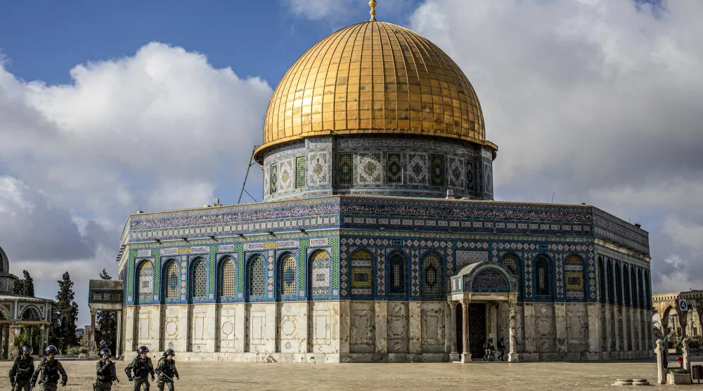 عناصر أمن إسرائيليون يقومون بدورية أمام قبة الصخرة في باحة المسجد الأقصى بالبلدة القديمة في القدس (أرشيفية - د.ب.أ)