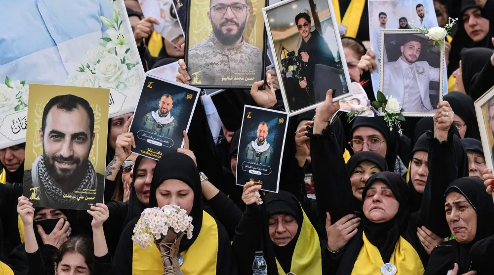 تشييع عدد من مقاتلي «حزب الله» في بلدة كفرصير قتلوا في مواجهات مع الجيش الإسرائيلي في جنوب لبنان (أ.ف.ب)